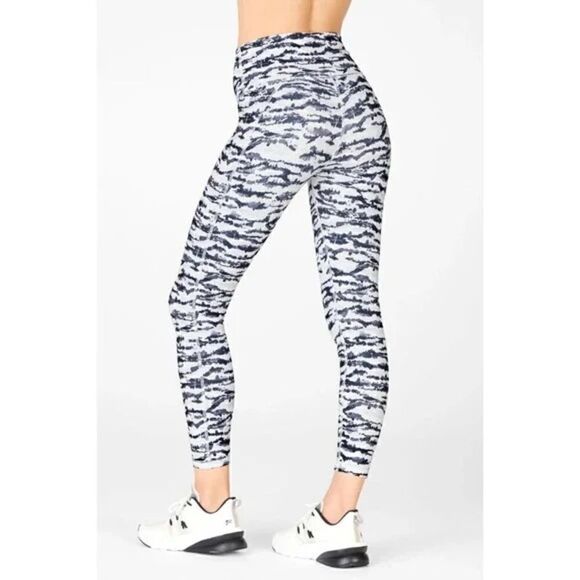 Fabletics small black and white abstract print 7/8 leggings - Picture 4 of 6